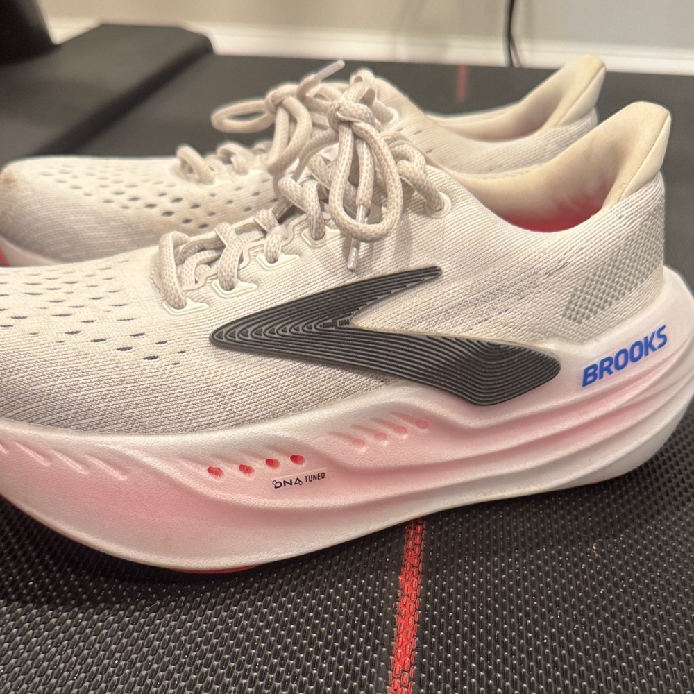 Women's Glycerin Max White and Red Running Shoes - Picture 4 of 4